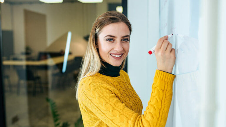 Frau mit stift am Whiteboard