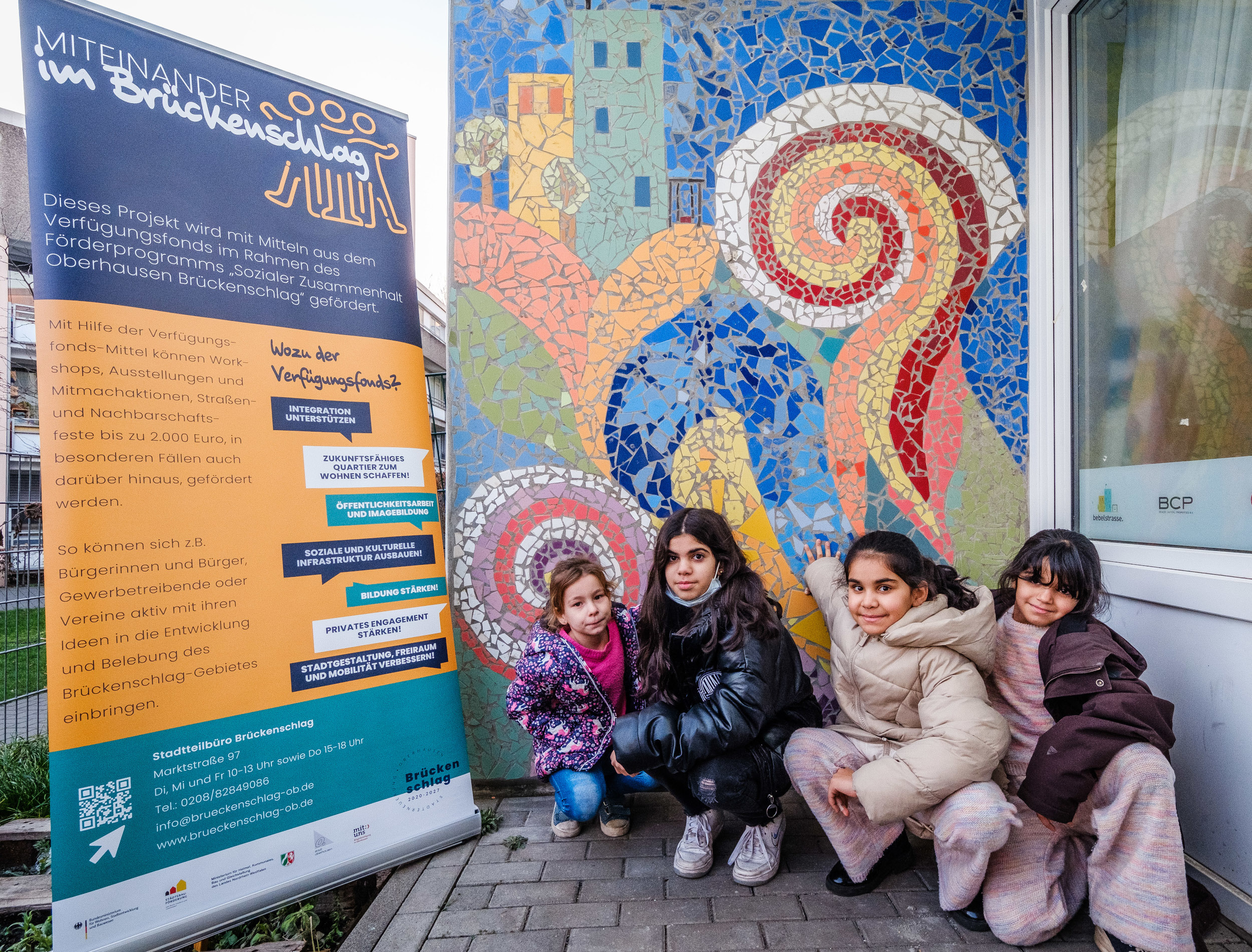 Kinder kreieren Mosaik im Wohnpark Bebelstraße