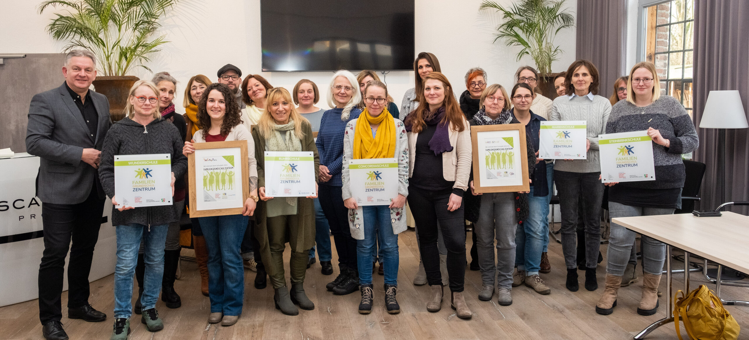 Plaketten für Familiengrundschulzentren