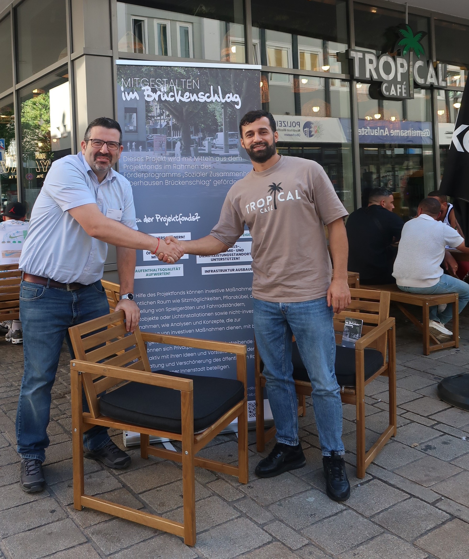 Projektfonds Oberhausen Brückenschlag: Außenmöblierung fürs Tropical Café