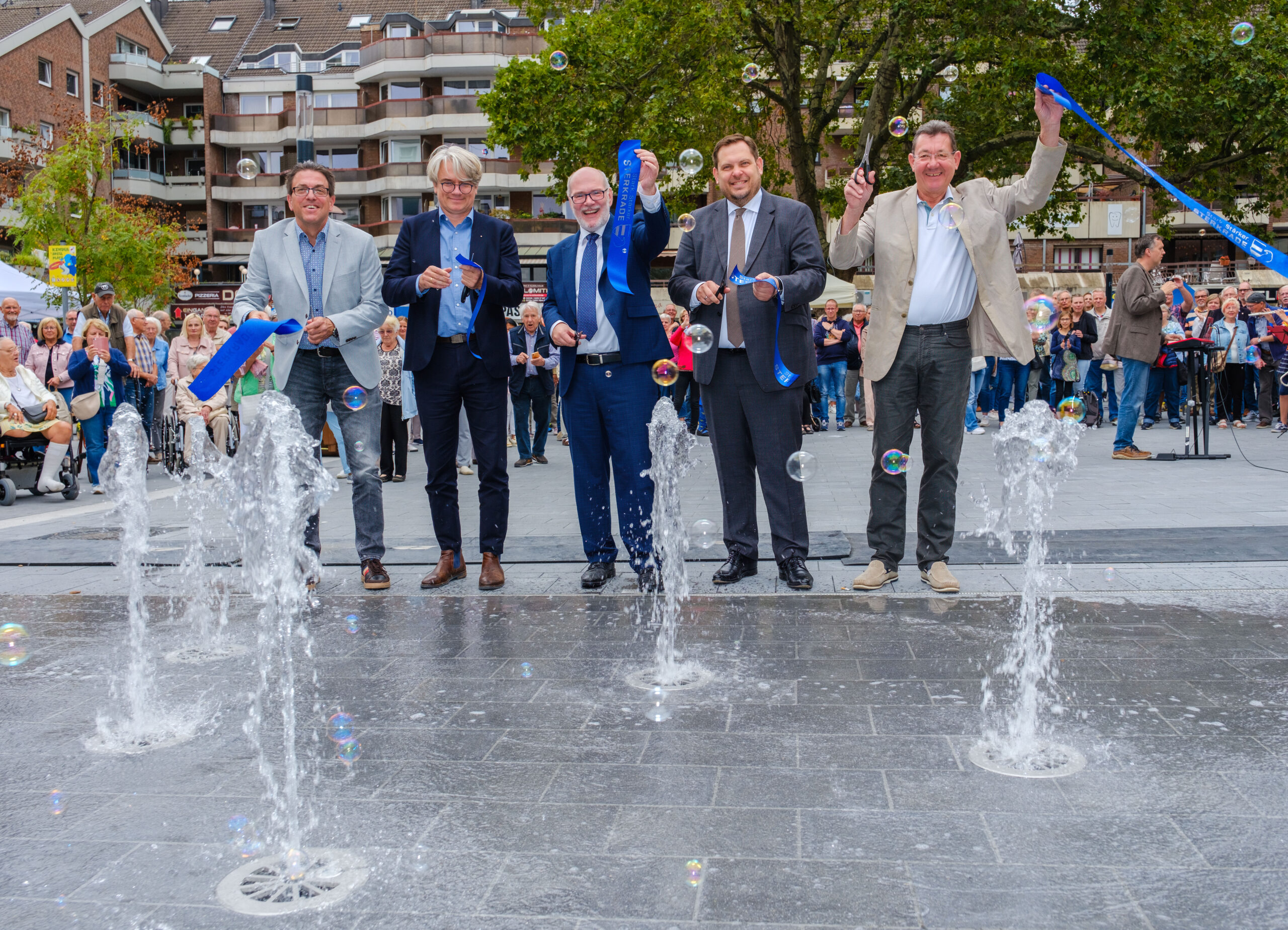 Mehr Bäume, mehr Wasser, mehr Aufenthaltsqualität: Kleiner Markt in Sterkrade wiedereröffnet