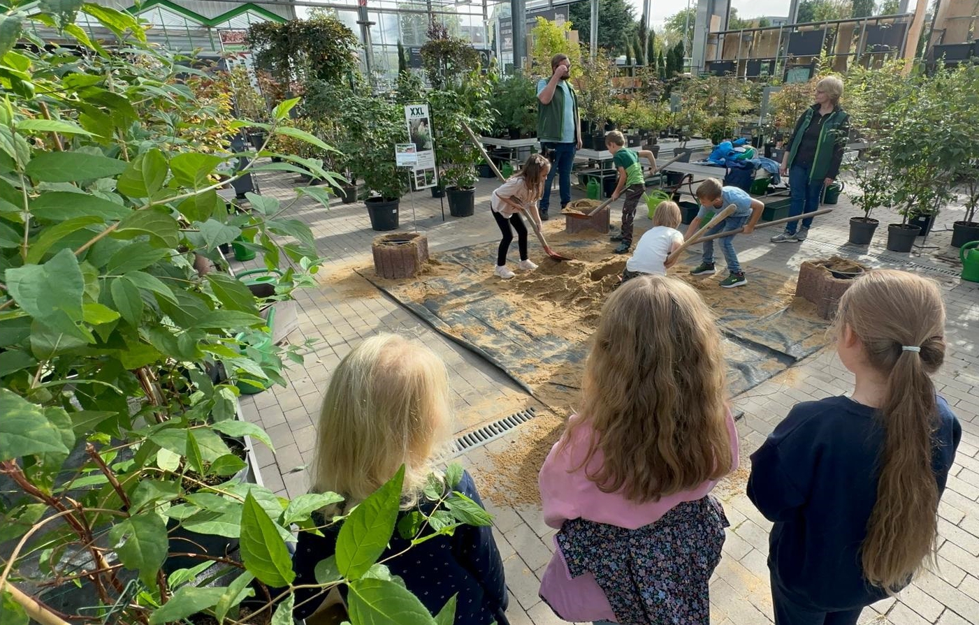 GartenCenter Dobirr-Blotz in Oberhausen: Erfolgreiche Aktion „Kleine Landschaftsgärtner in Aktion“ begeistert 300 Kinder und LehrerInnen
