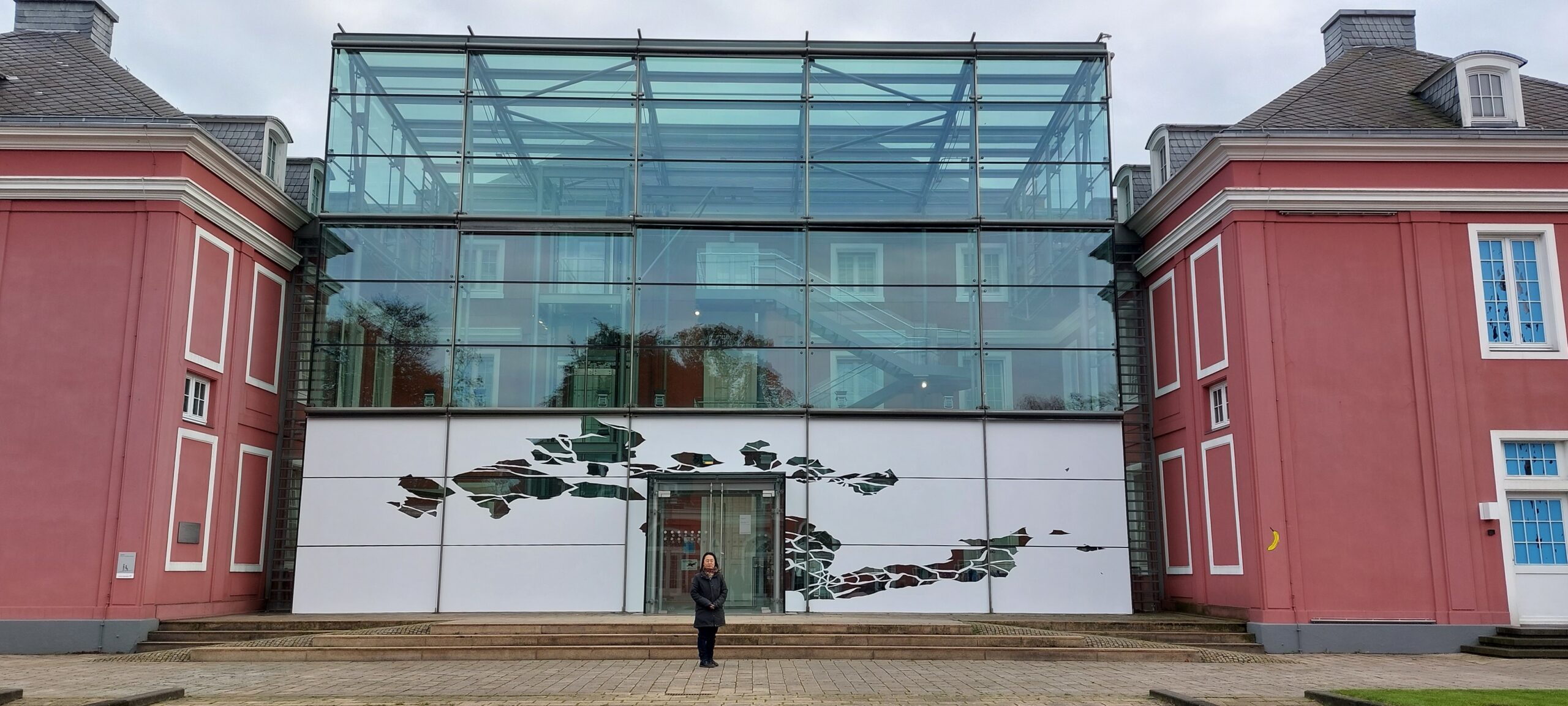 Zweite Kunstinstallation von Satomi Edo an der Vitrine der LUDWIGGALERIE