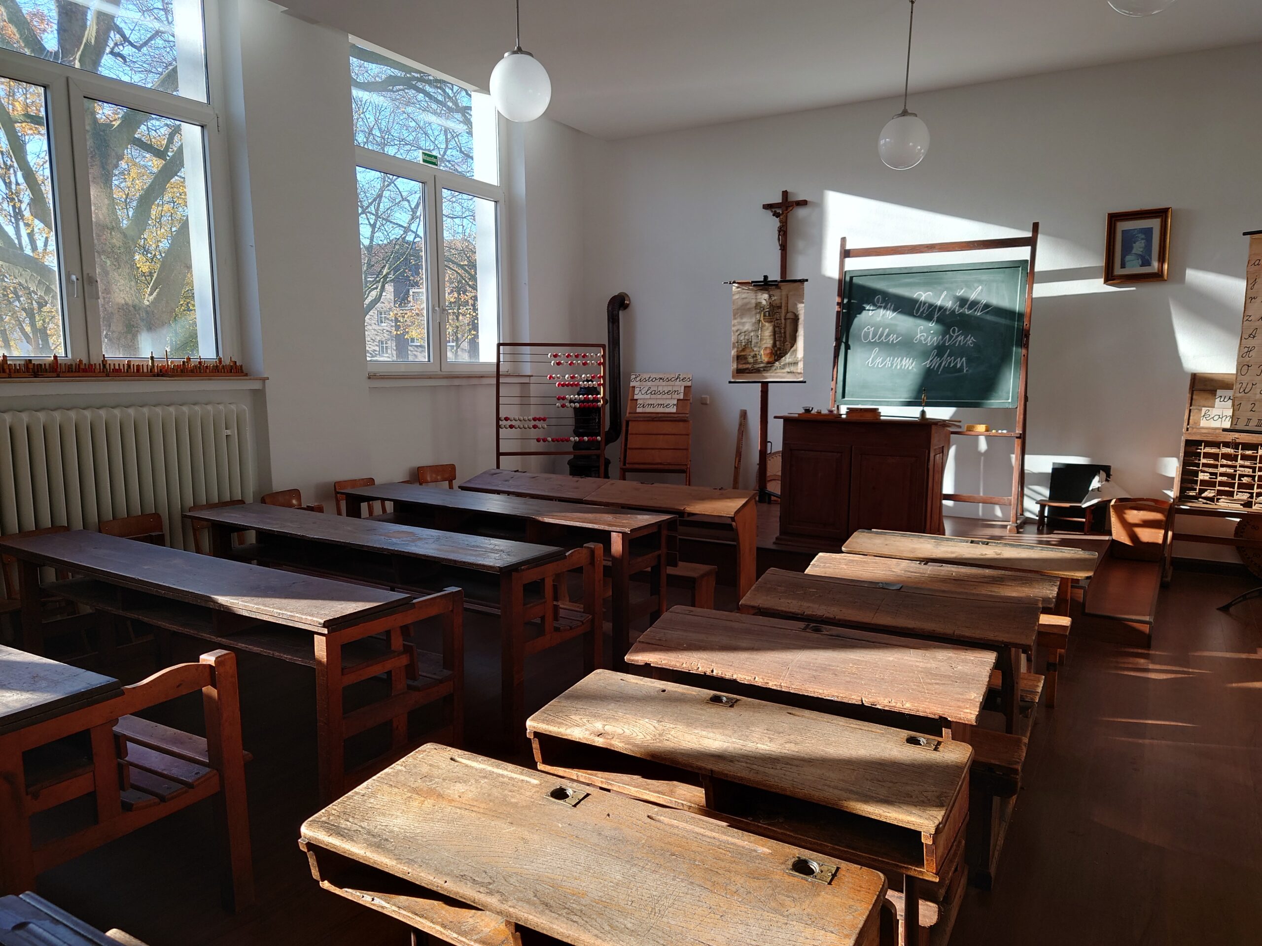 Stadtarchiv Oberhausen: Tag der offenen Tür mit Vorlesen und Maskenball im Historischen Klassenzimmer