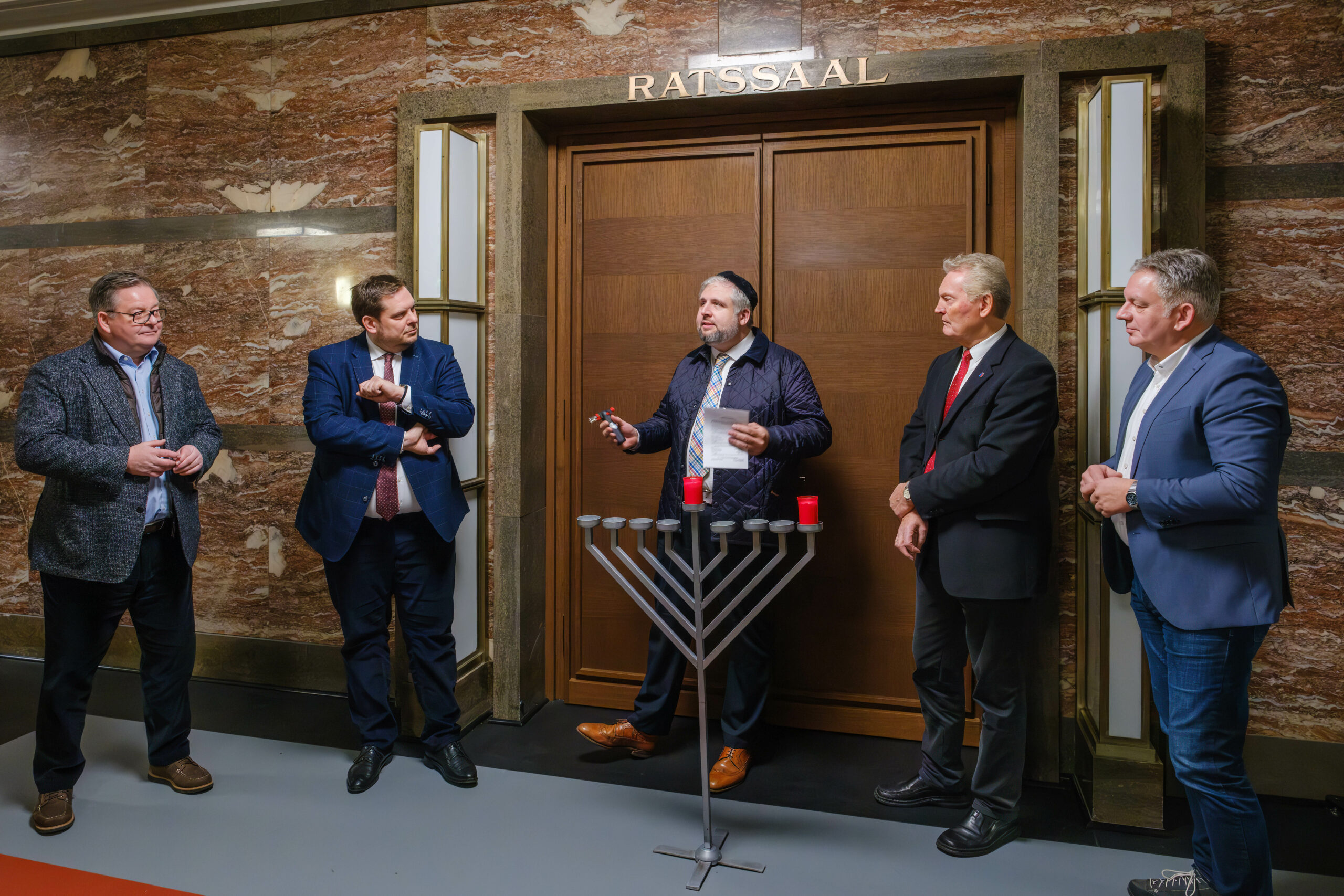 Chanukka-Fest: Jüdische Gemeinde entzündet Kerze im Rathaus
