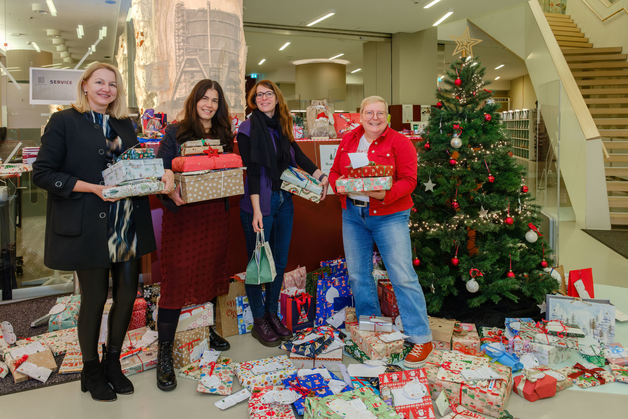 Geschenke der Wunschbaumaktion in der Zentralbibliothek Oberhausen übergeben