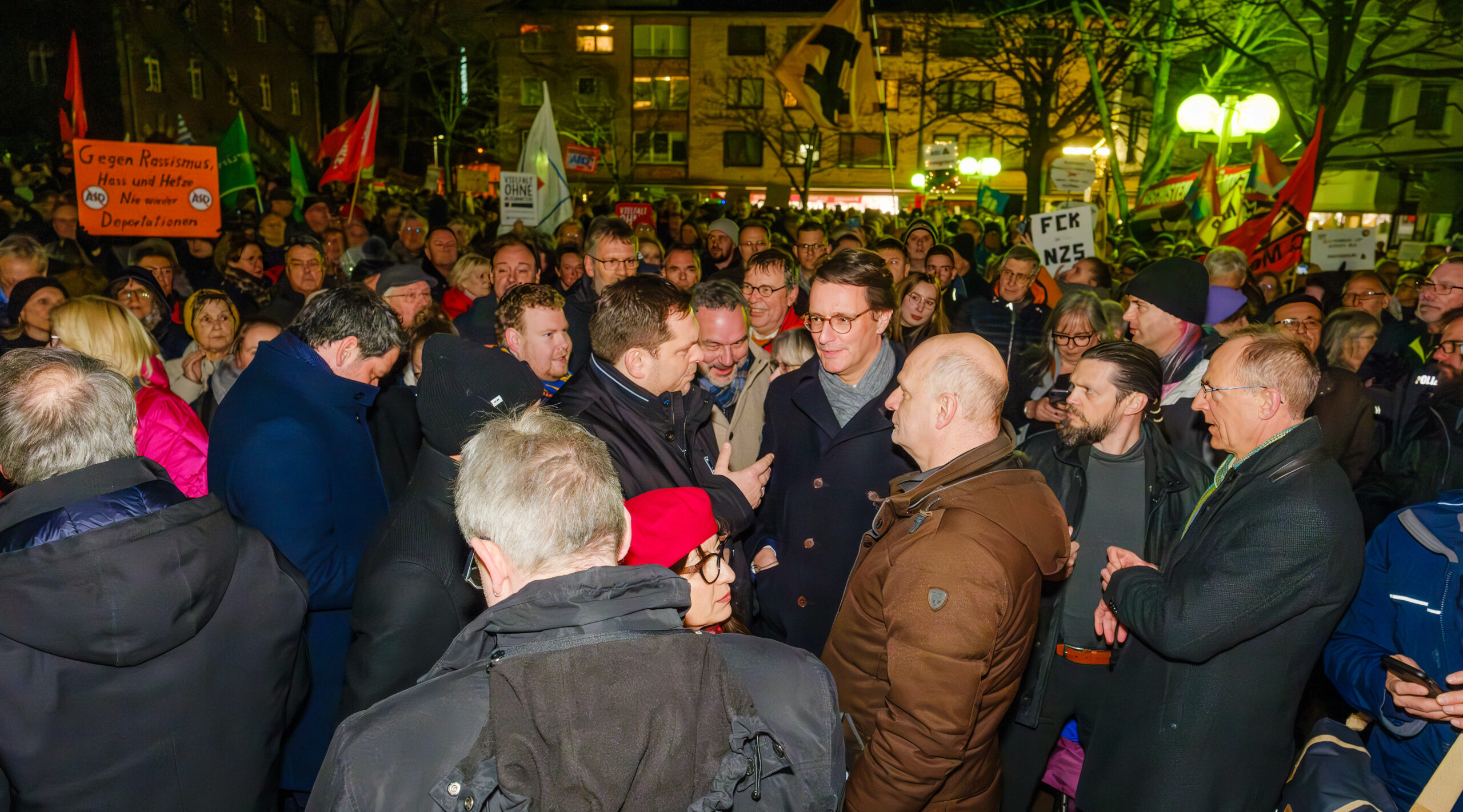 Ministerpräsident Wüst demonstriert in Oberhausen gegen Rechtsextremismus