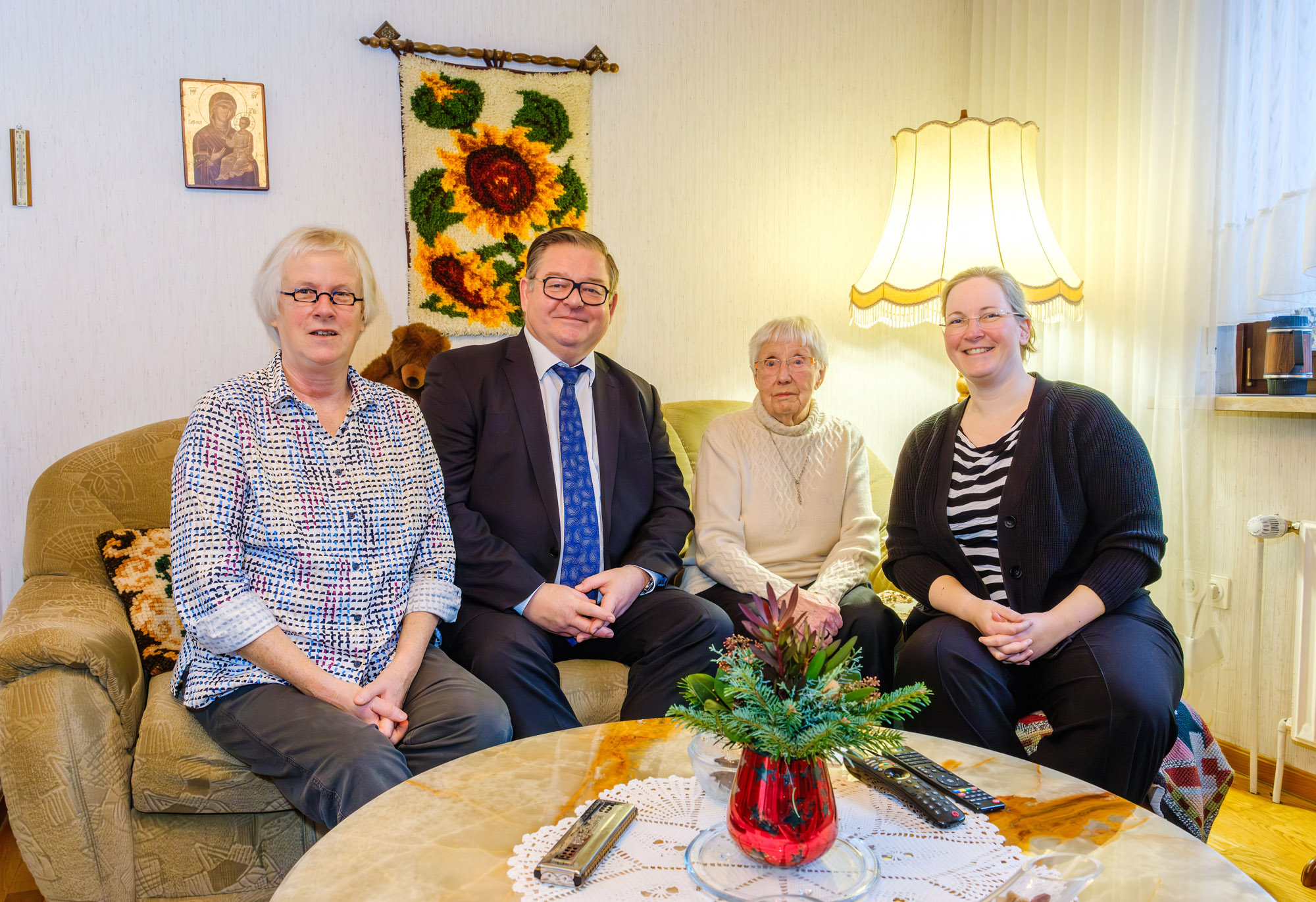 Bürgermeister Werner Nakot gratuliert Rieta Sandfort zu ihrem 101. Geburtstag