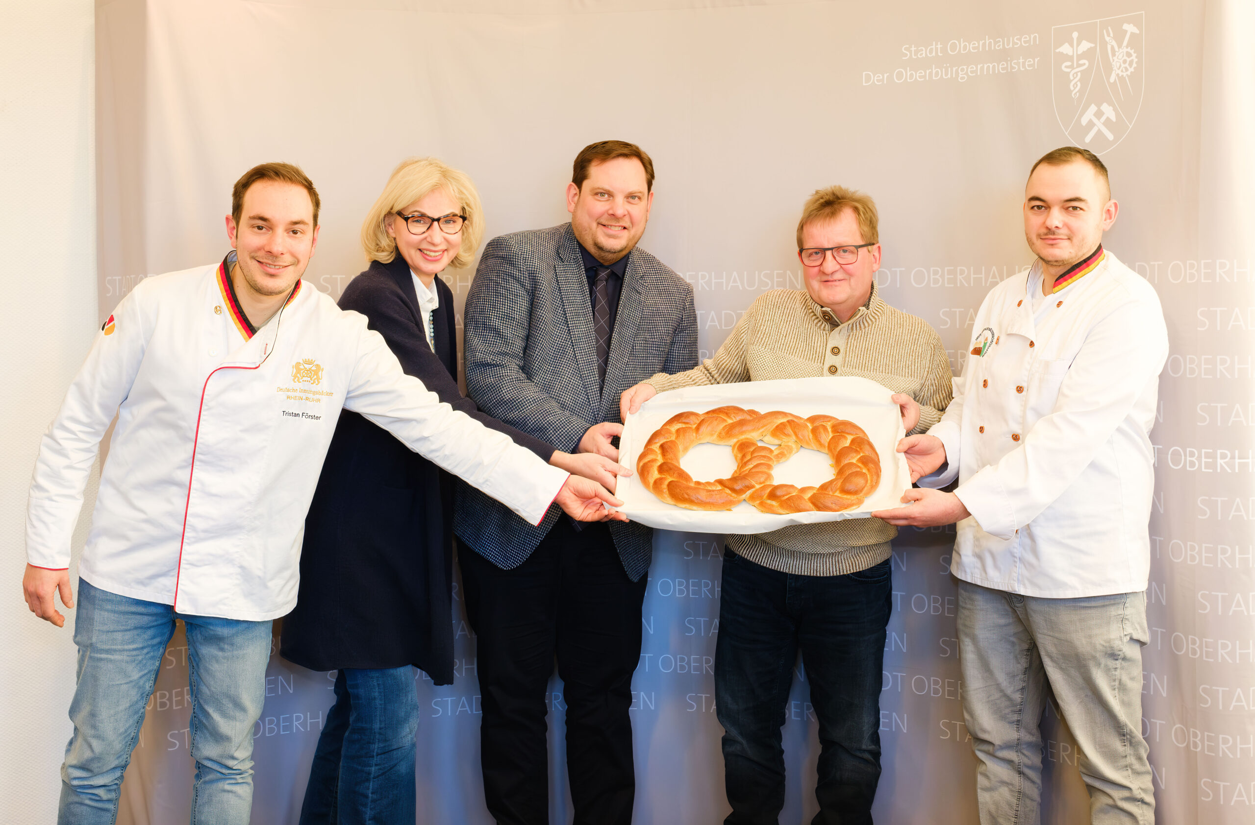 Bäcker-Innung überreicht Oberbürgermeister Neujahrsbrezel