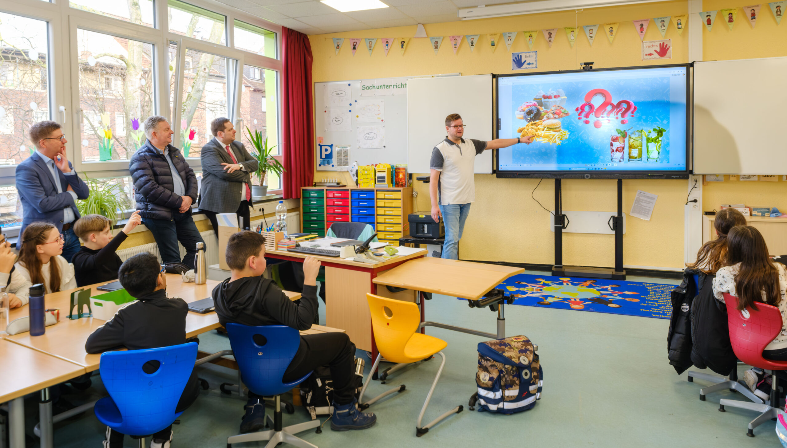 Digitalisierung in Oberhausener Schulen: Einer der letzten Overhead-Projektoren geht ans Stadtarchiv