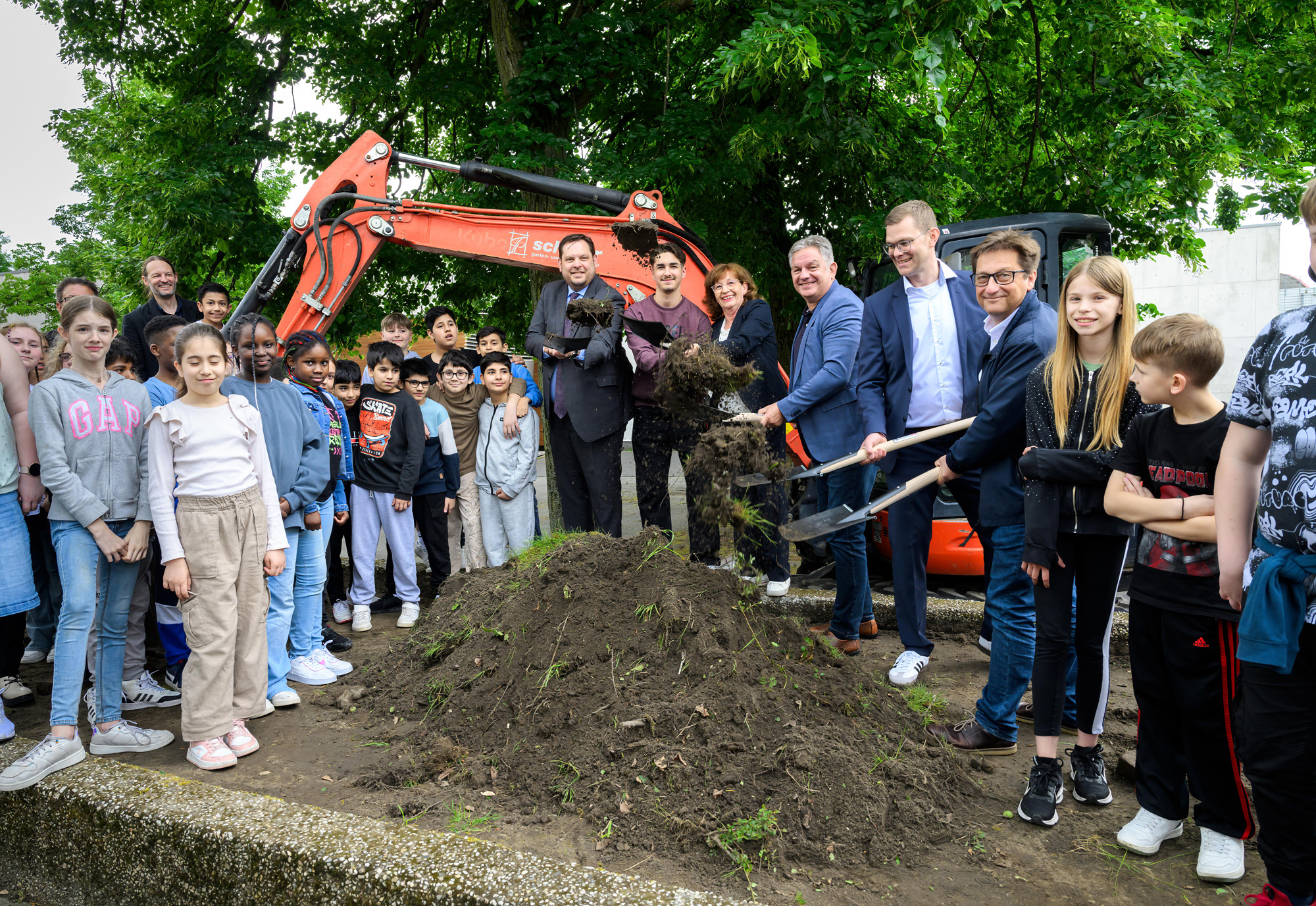 Spatenstich zur Umgestaltung des Schulhofs der Anne-Frank-Realschule