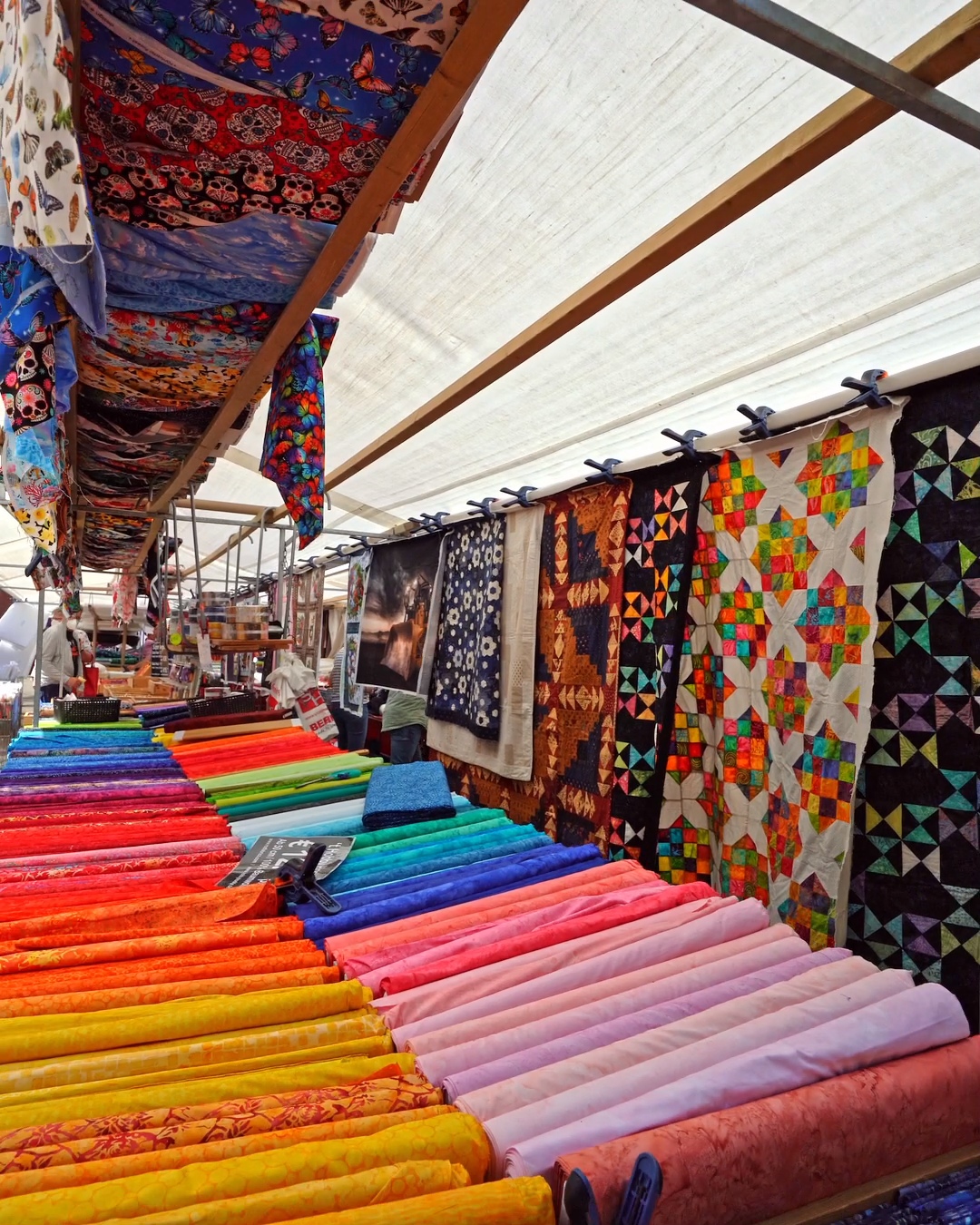 Stoffmarkt Holland auf dem Saporoshje-Platz