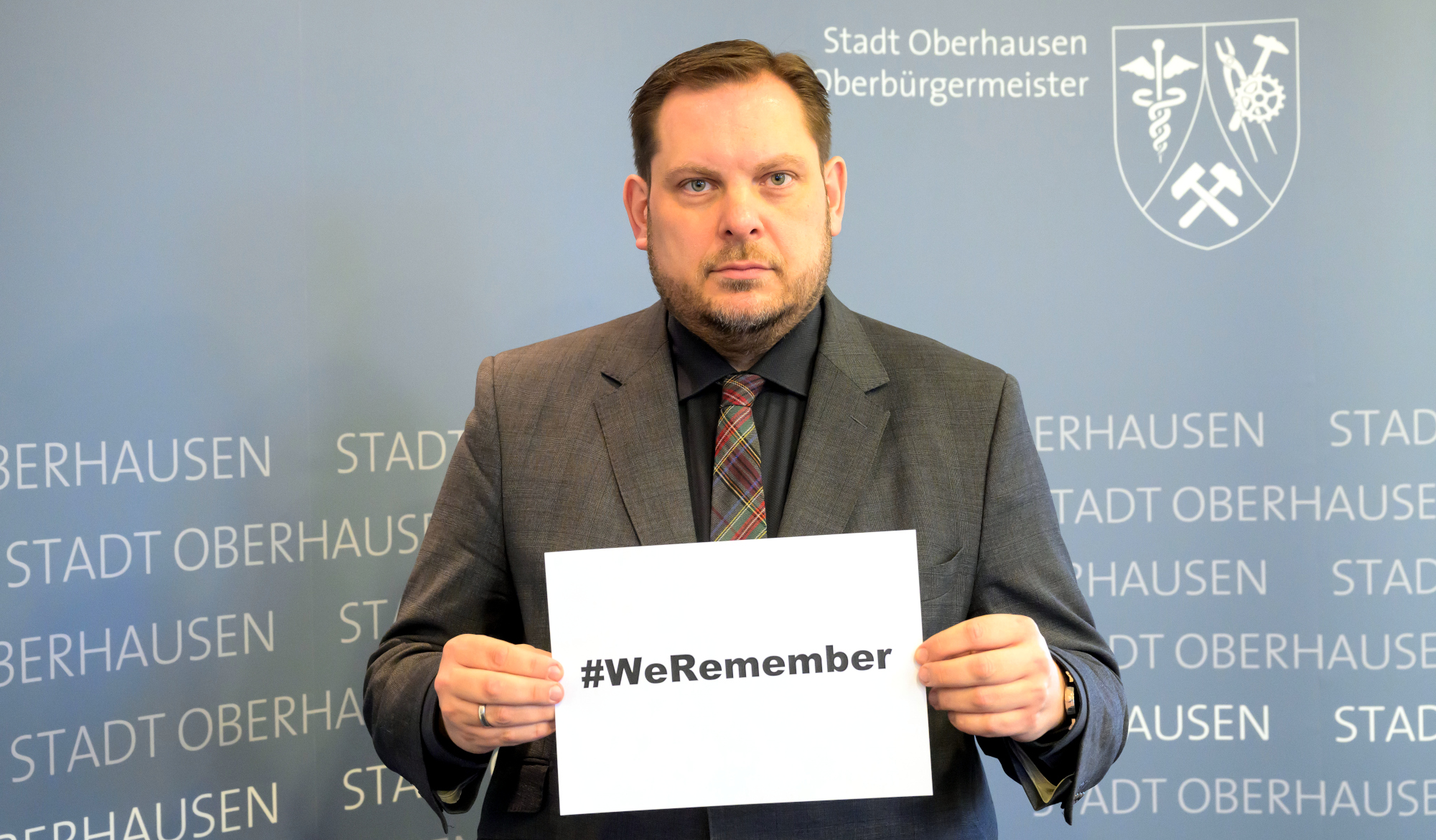 Oberbürgermeister Daniel Schranz beteiligt sich an der #WeRemember Kampagne 2025