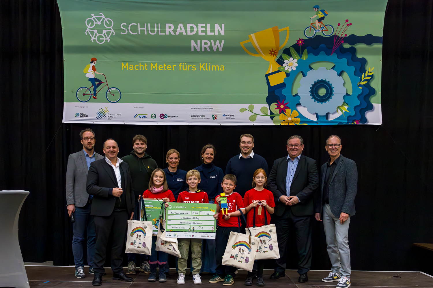Oberhausener Postwegschule beim Schulradeln NRW auf dem Siegertreppchen