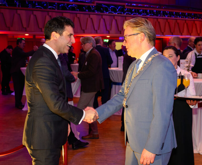 Oberbürgermeister Thorsten Berg begrüßt den kaufmännischen Vorstand der Energieversorgung Oberhausen (evo), Timm Dolezych. (Foto: Stadt Oberhausen/Tom Thöne)