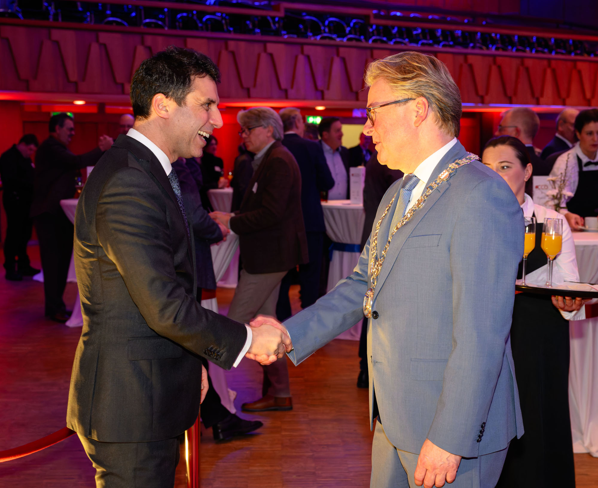 Oberbürgermeister Thorsten Berg begrüßt den kaufmännischen Vorstand der Energieversorgung Oberhausen (evo), Timm Dolezych. (Foto: Stadt Oberhausen/Tom Thöne)