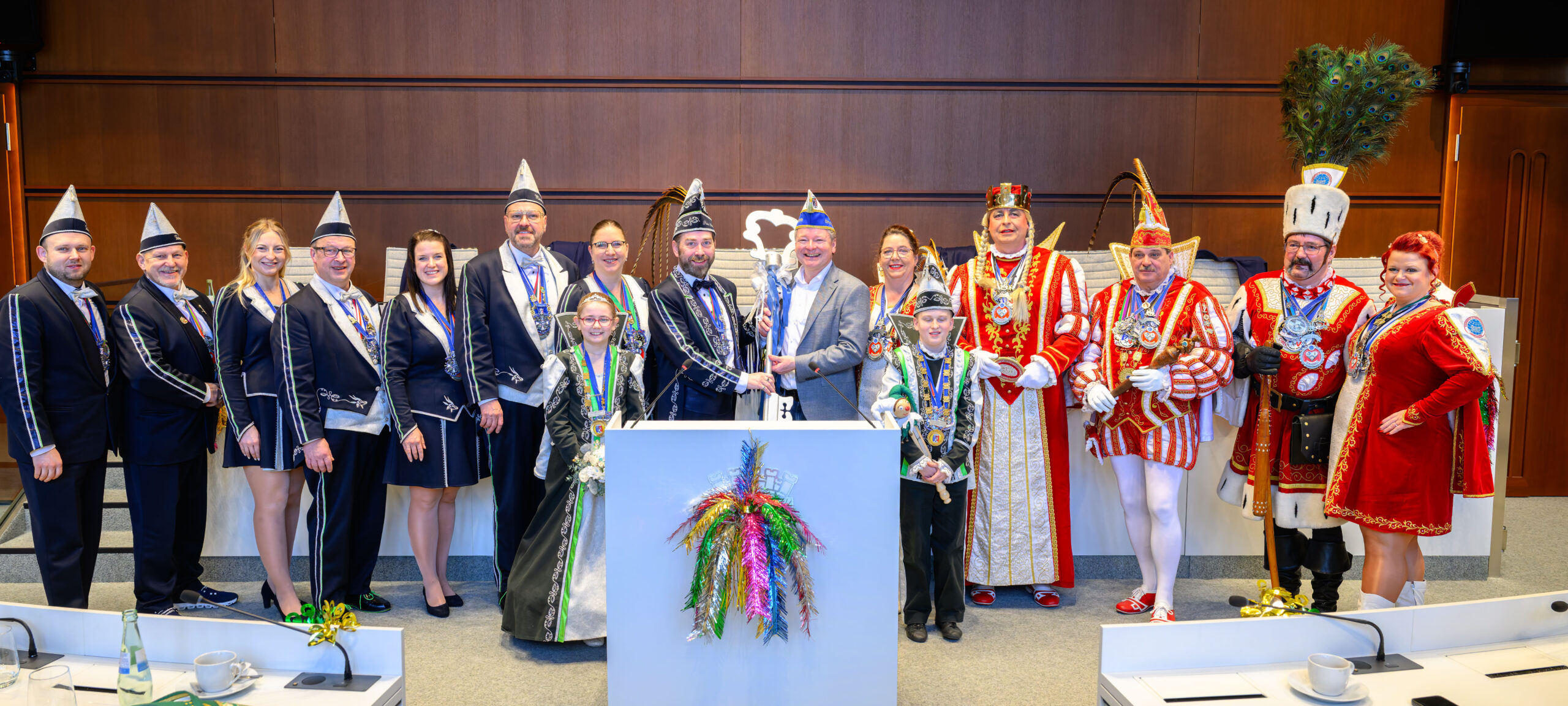 Ratssaal voller Jecken: Stadtprinz Christian I. gibt den Stadtschlüssel zurück